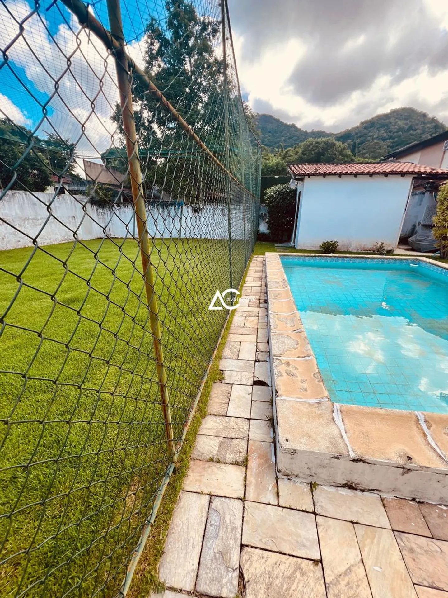 House with 5 bedrooms and 5 bathrooms plus a pool — photo 37