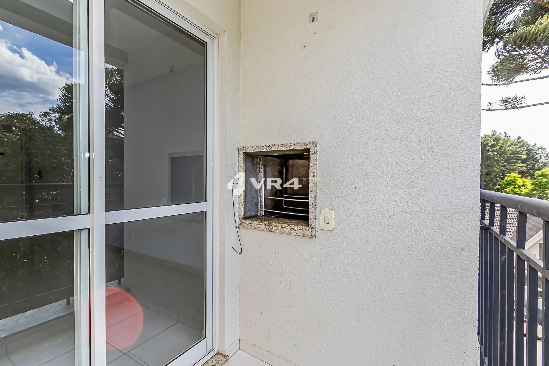 Balcony with a grill in a 2-bedroom apartment, 70 m² — photo 17