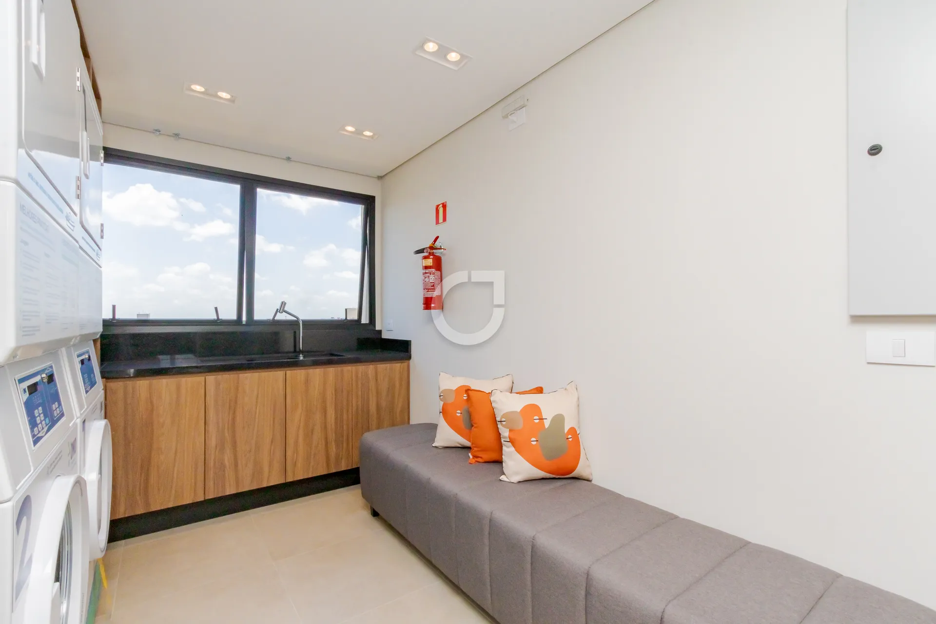 Furnished 1-bedroom apartment with open-plan kitchen — photo 17
