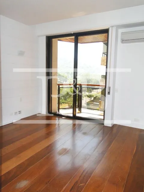 4-bedroom apartment with balcony and floor-to-ceiling windows — photo 17
