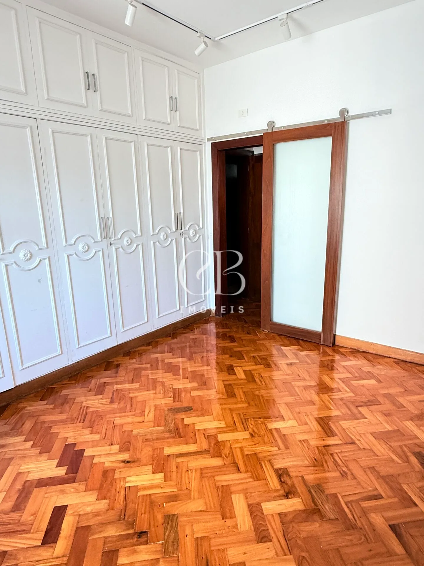 Apartment with 4 bedrooms and a glass-enclosed balcony — photo 29