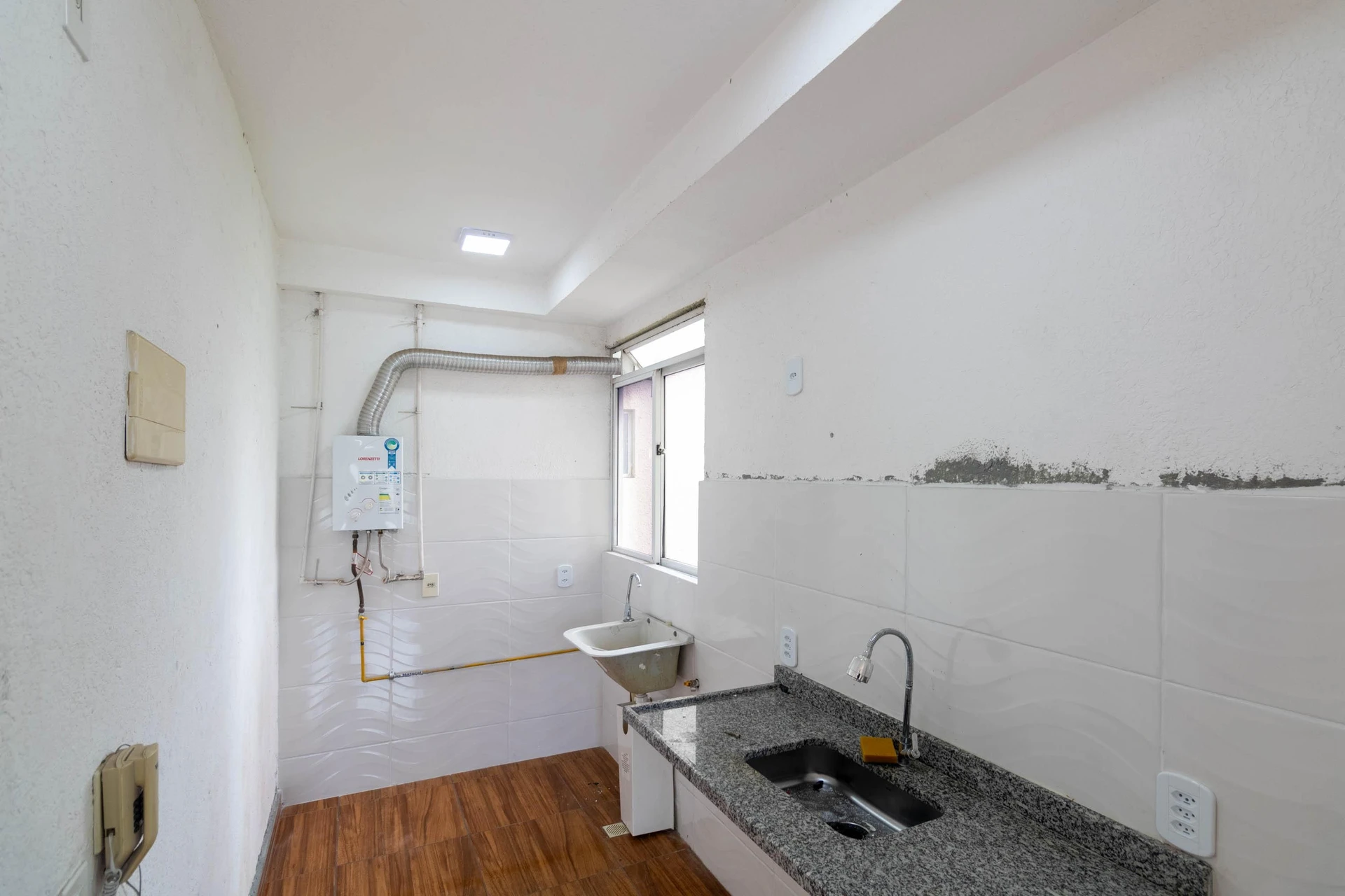 2-bedroom apartment with a glass-enclosed shower — photo 12