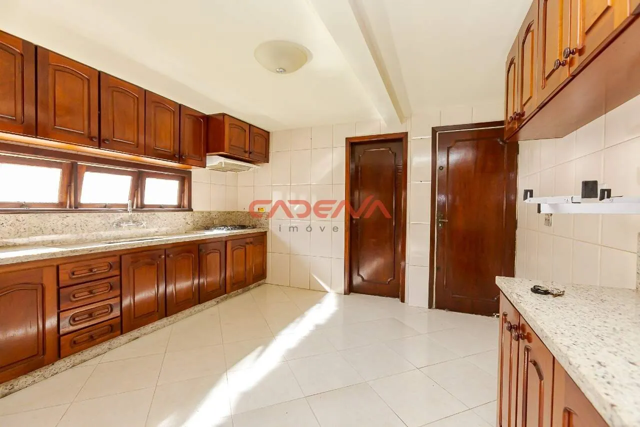 House with 5 bedrooms, 3 en-suites and 660 m² with 6 spaces — photo 4
