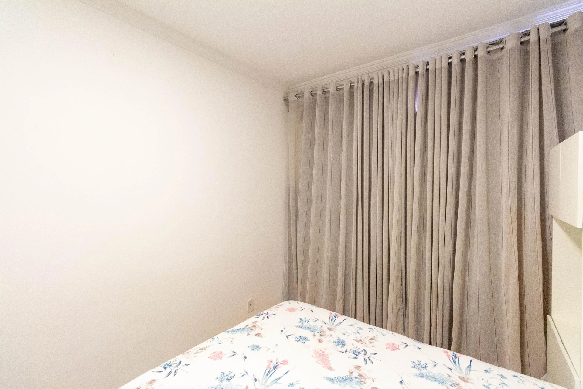 Balcony with a grill in a 2-bedroom house, 80 m² — photo 5