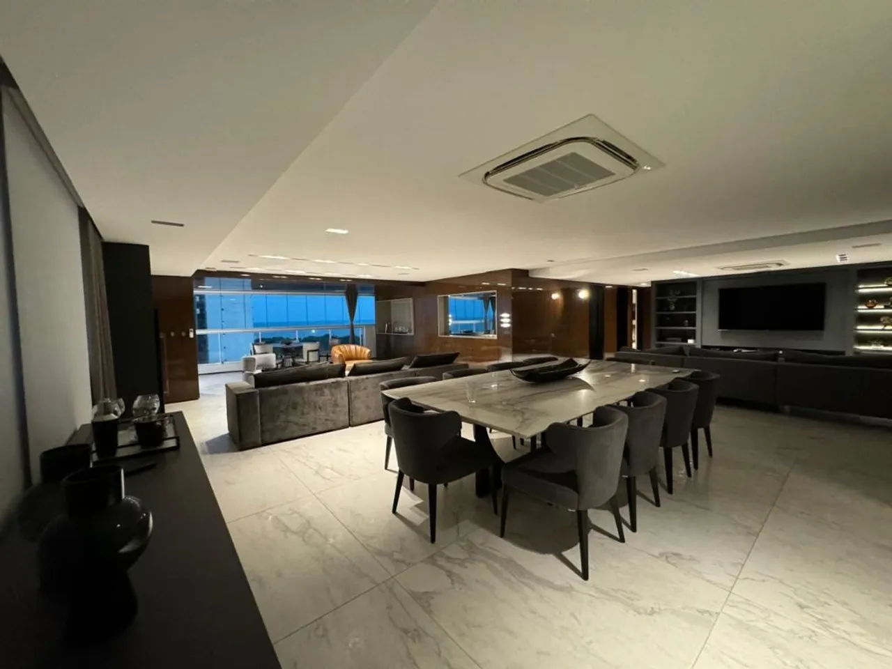 Floor-to-ceiling windows in a 3-bedroom apartment, 260 m²