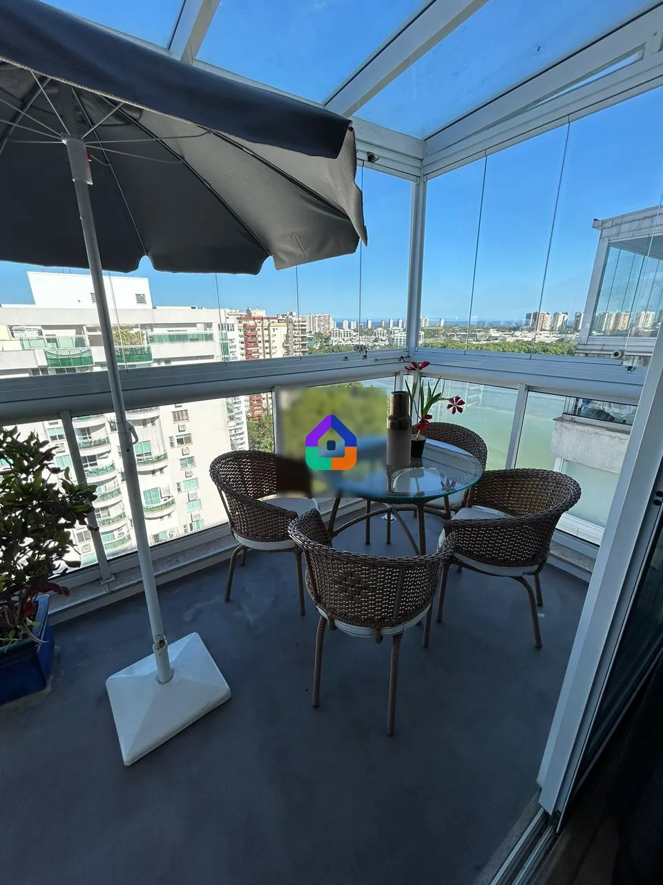 Apartamento com 4 quartos e varanda fechada de vidro — photo 11