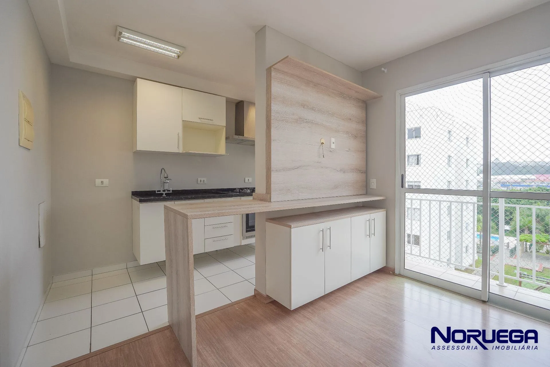 Wood or laminate floors in a 2-bedroom apartment, 88 m² — photo 2