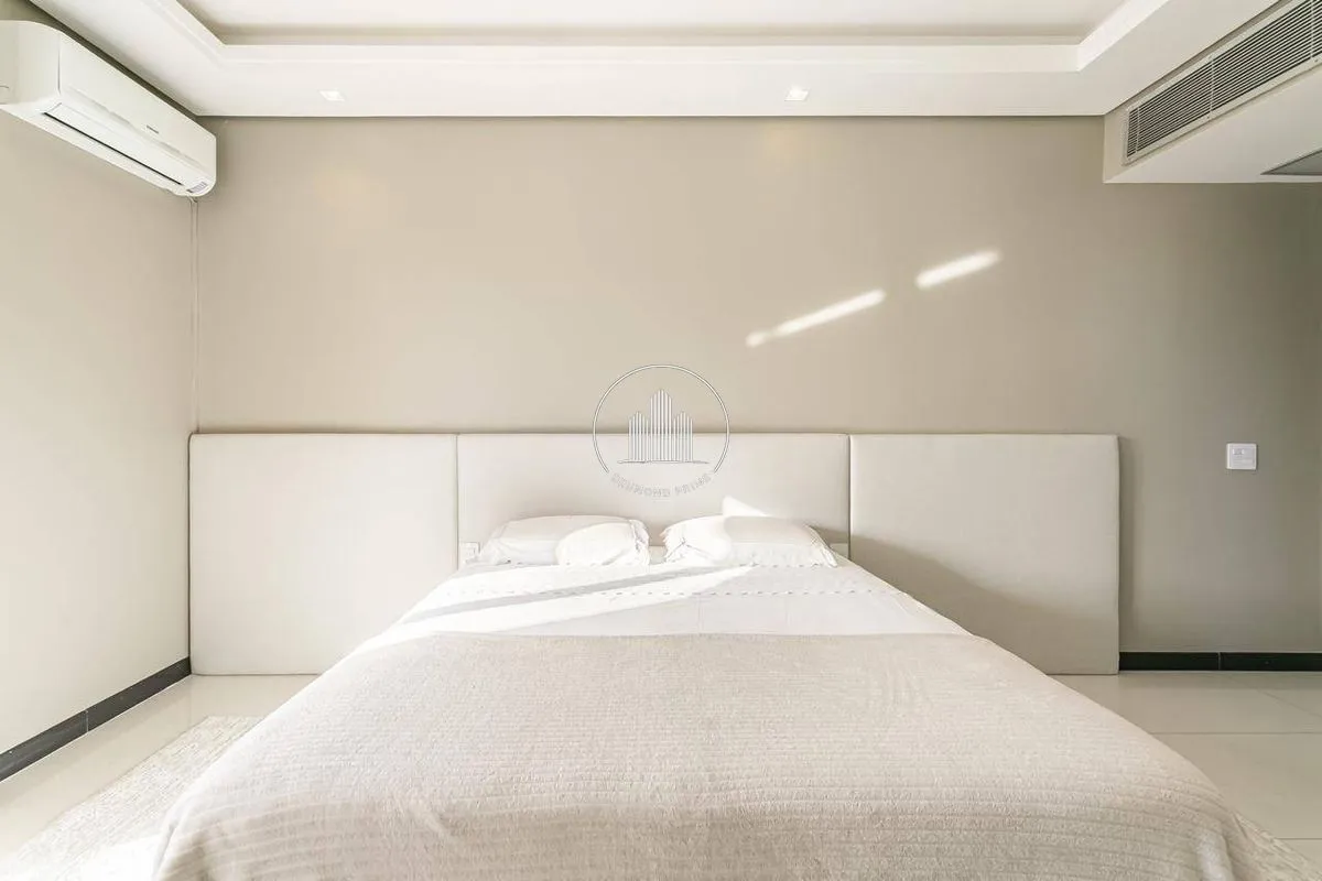 House with 6 en-suite bedrooms, 800 m² and 4 parking spots — photo 19