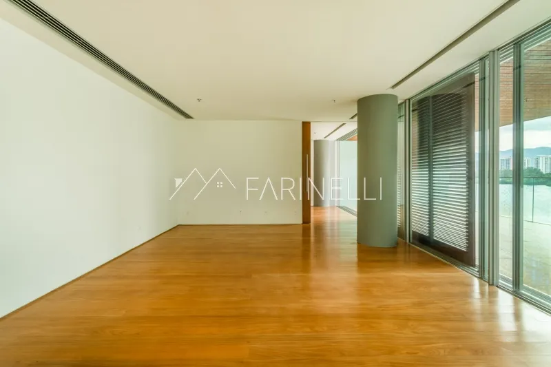 Renovated apartment with a balcony and lake views — photo 4