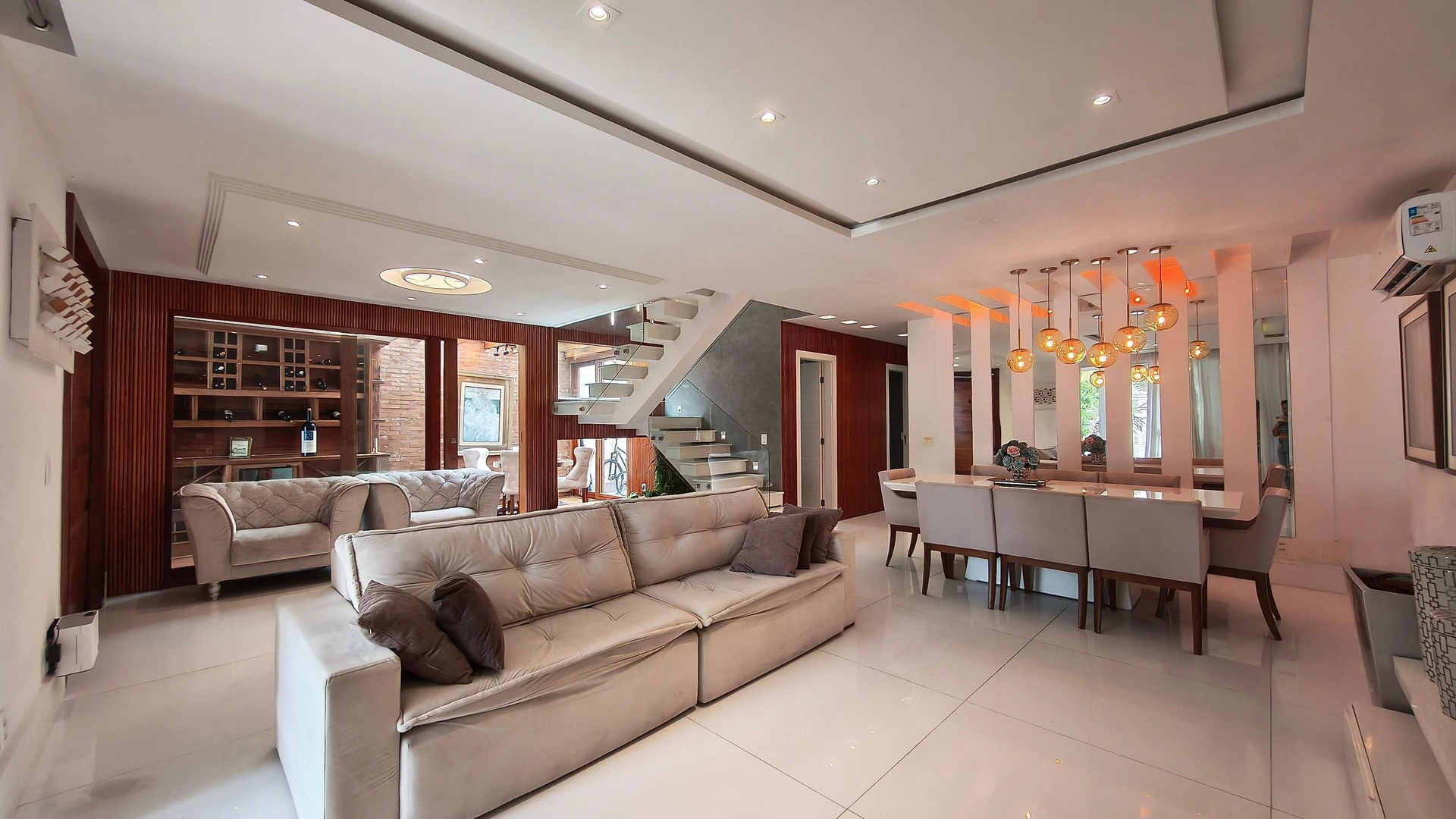 Bathtub in a 4-bedroom house, 430 m²