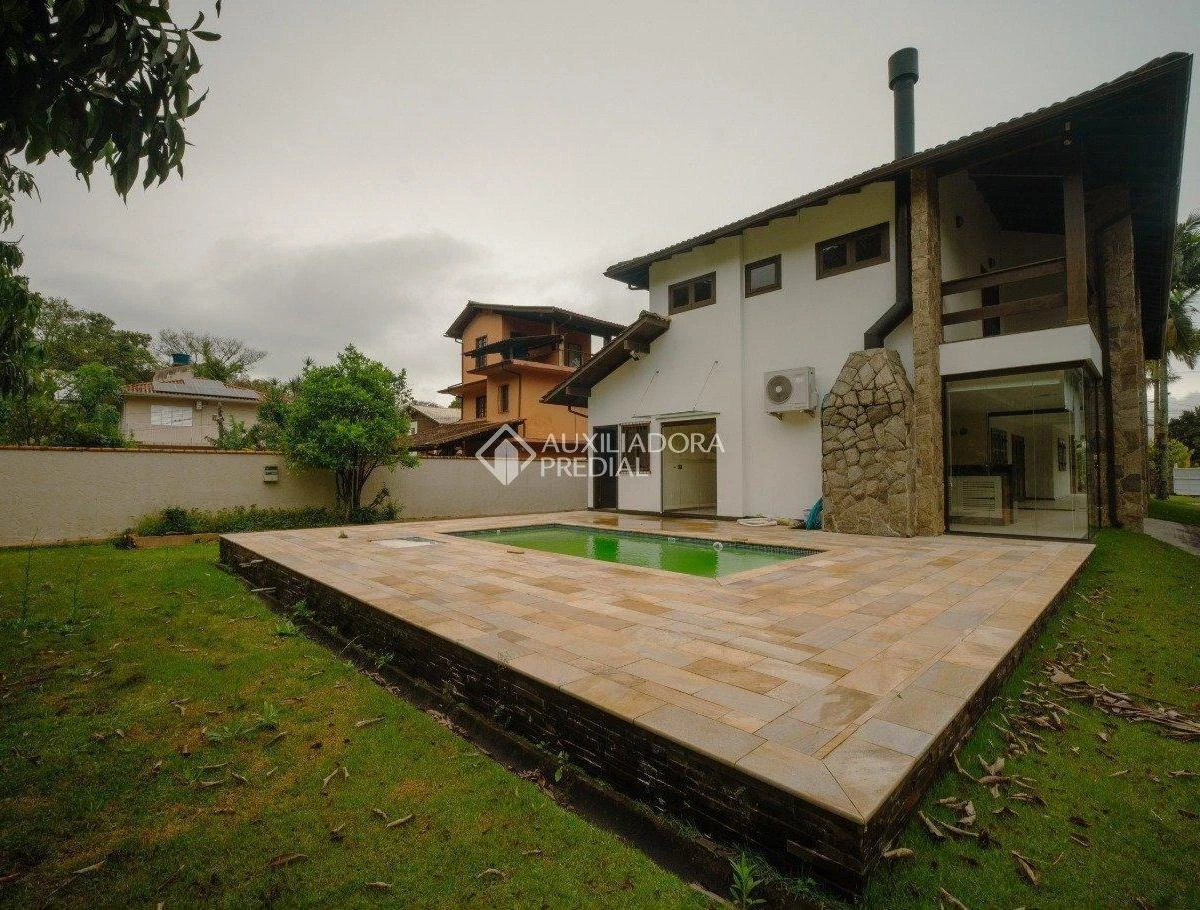 1723 m² house with a bathtub and a grill on the balcony — photo 13