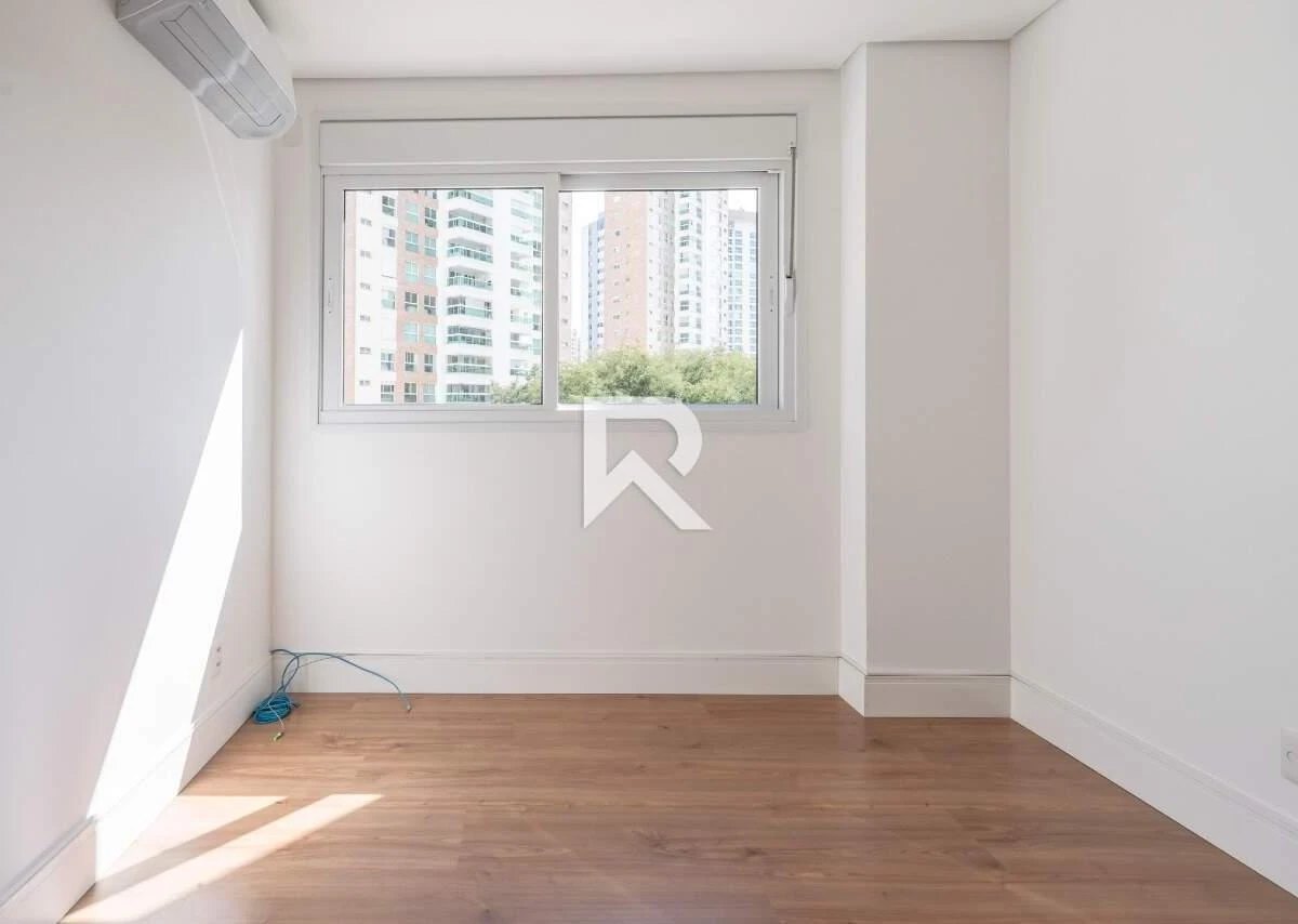 255 m² apartment with a bathtub and a walk-in closet — photo 26