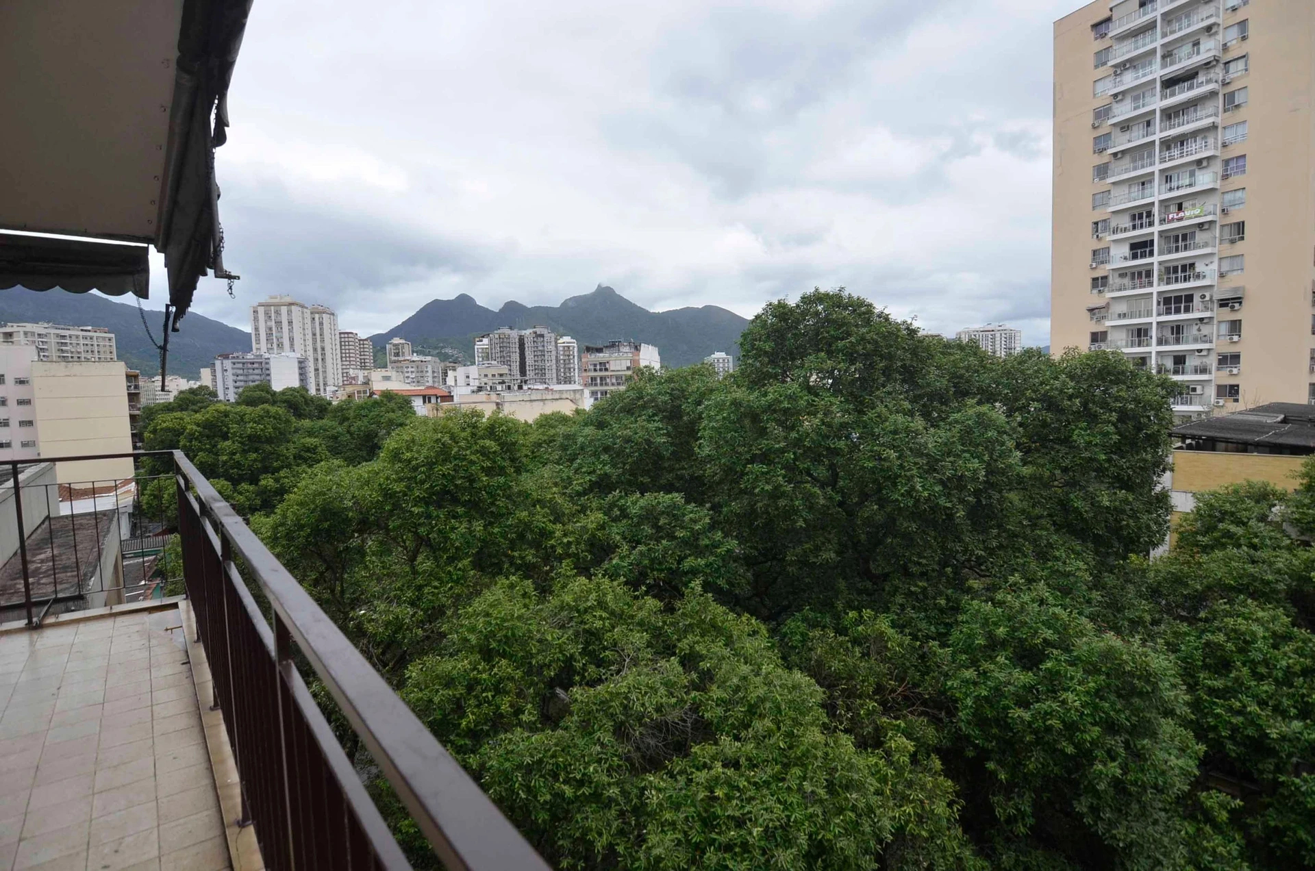 3-bedroom apartment with a mountain view in Rio de Janeiro — photo 9