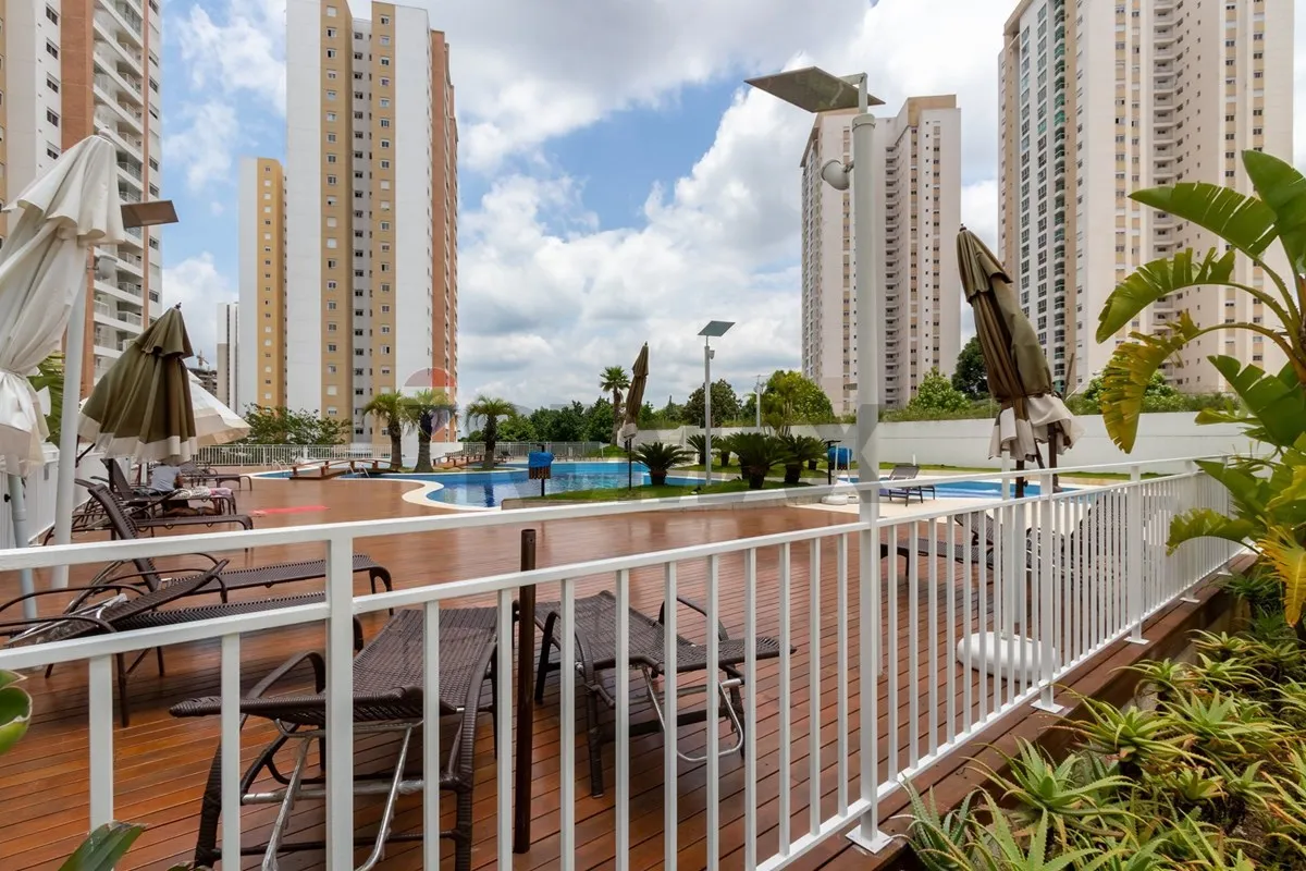 Glass-enclosed balcony in a 2-bedroom apartment, 69 m² — photo 47