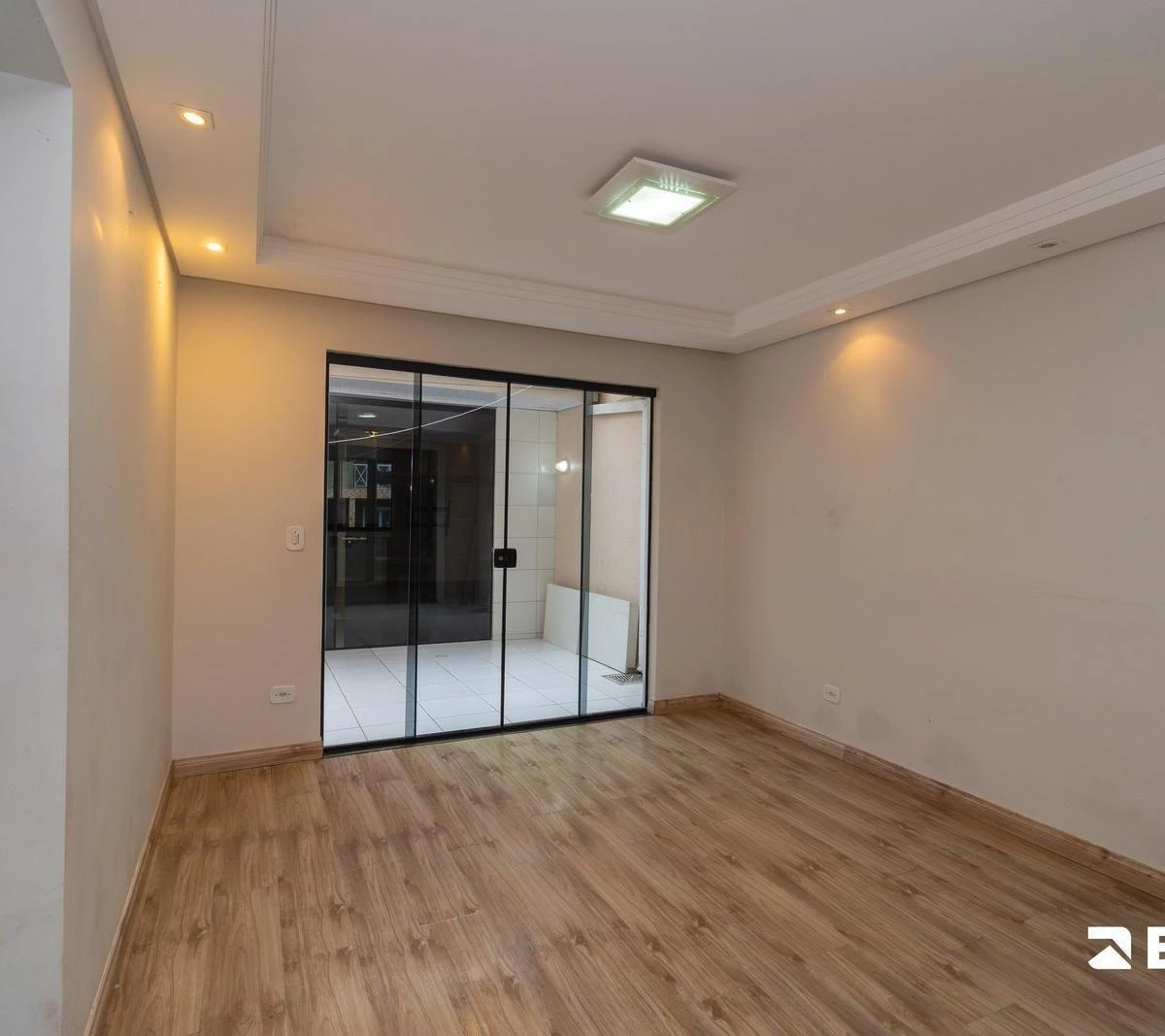 Balcony with a grill in a 3-bedroom house, 118 m² — photo 24