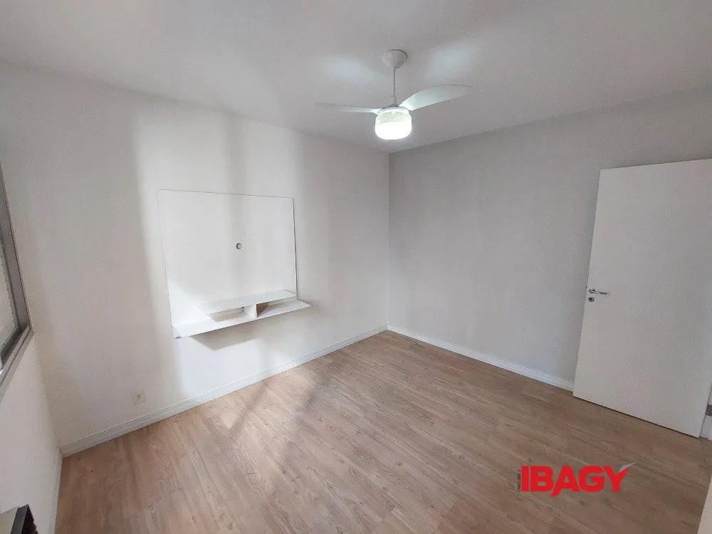 Apartamento de 1 dormitorio con cocina cerrada y plaza — photo 5