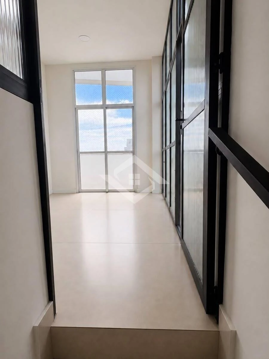 184 m² unfurnished apartment with 3 en-suites and parking — photo 12