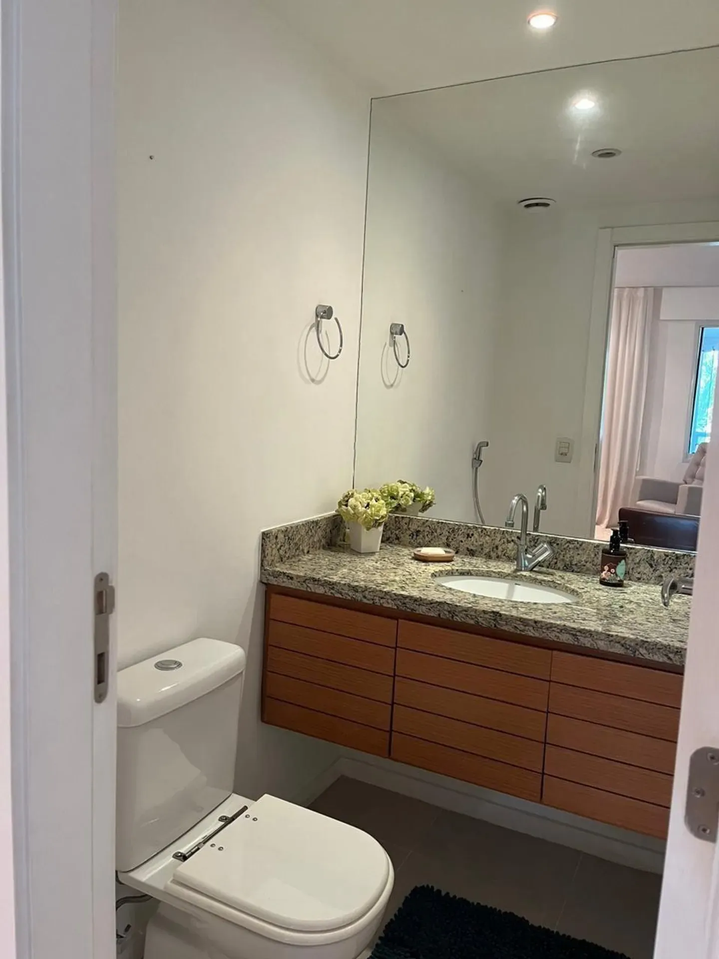 Furnished apartment with balcony, 4 bedrooms and 5 baths — photo 36