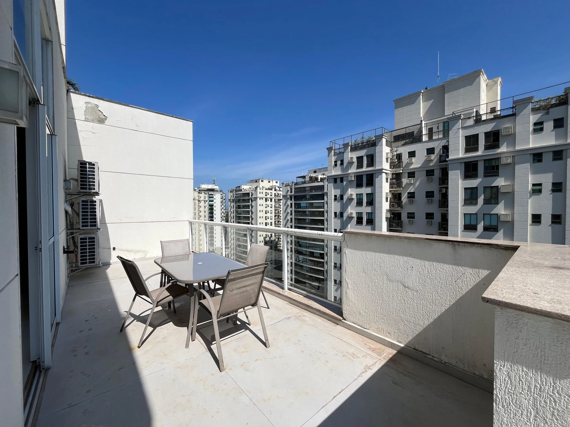 One-bedroom apartment with floor-to-ceiling windows — photo 22