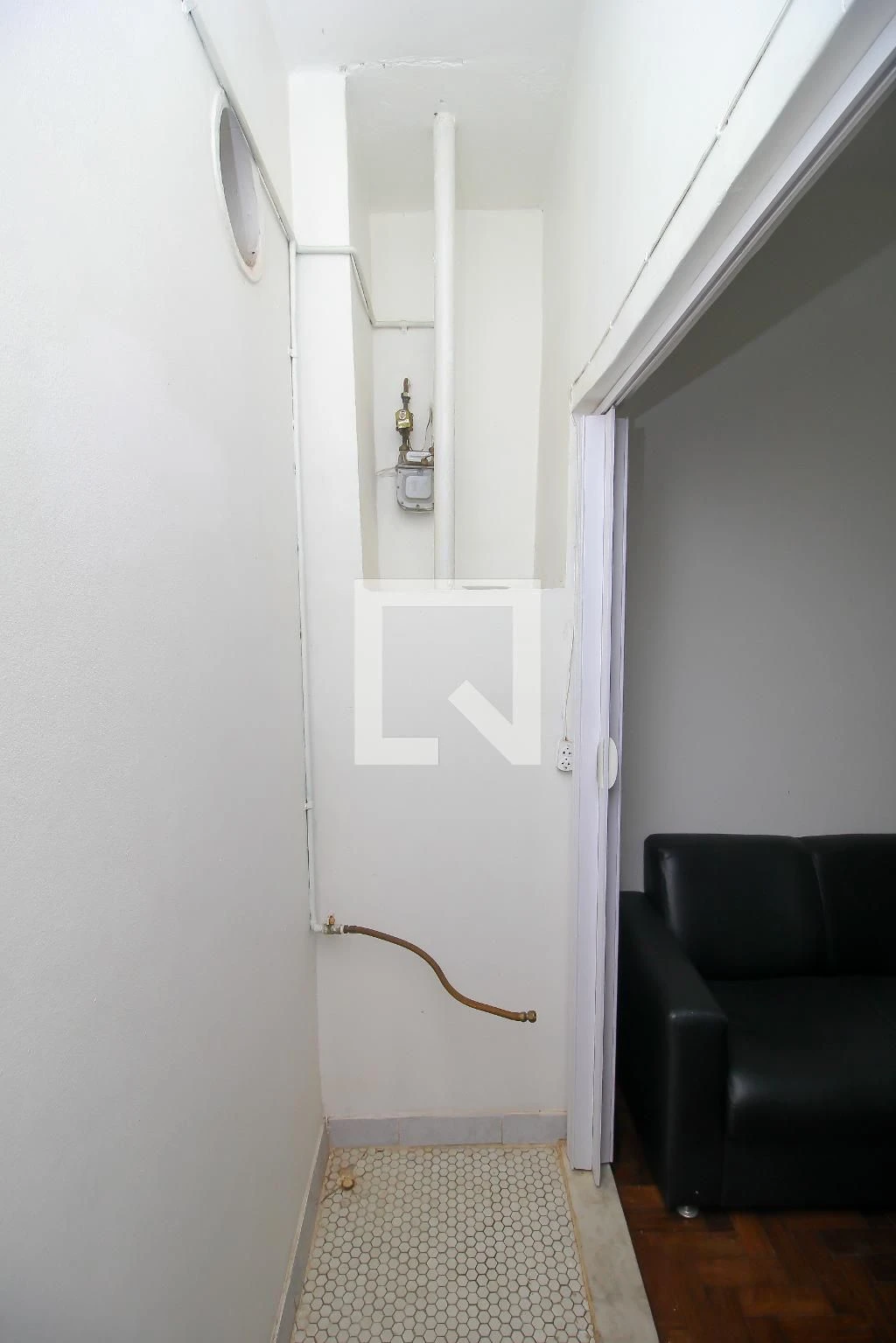 Studio com piso de madeira ou laminado, Saúde — photo 15