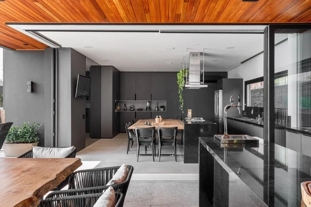 Furnished house with 4 en-suite bedrooms and open kitchen