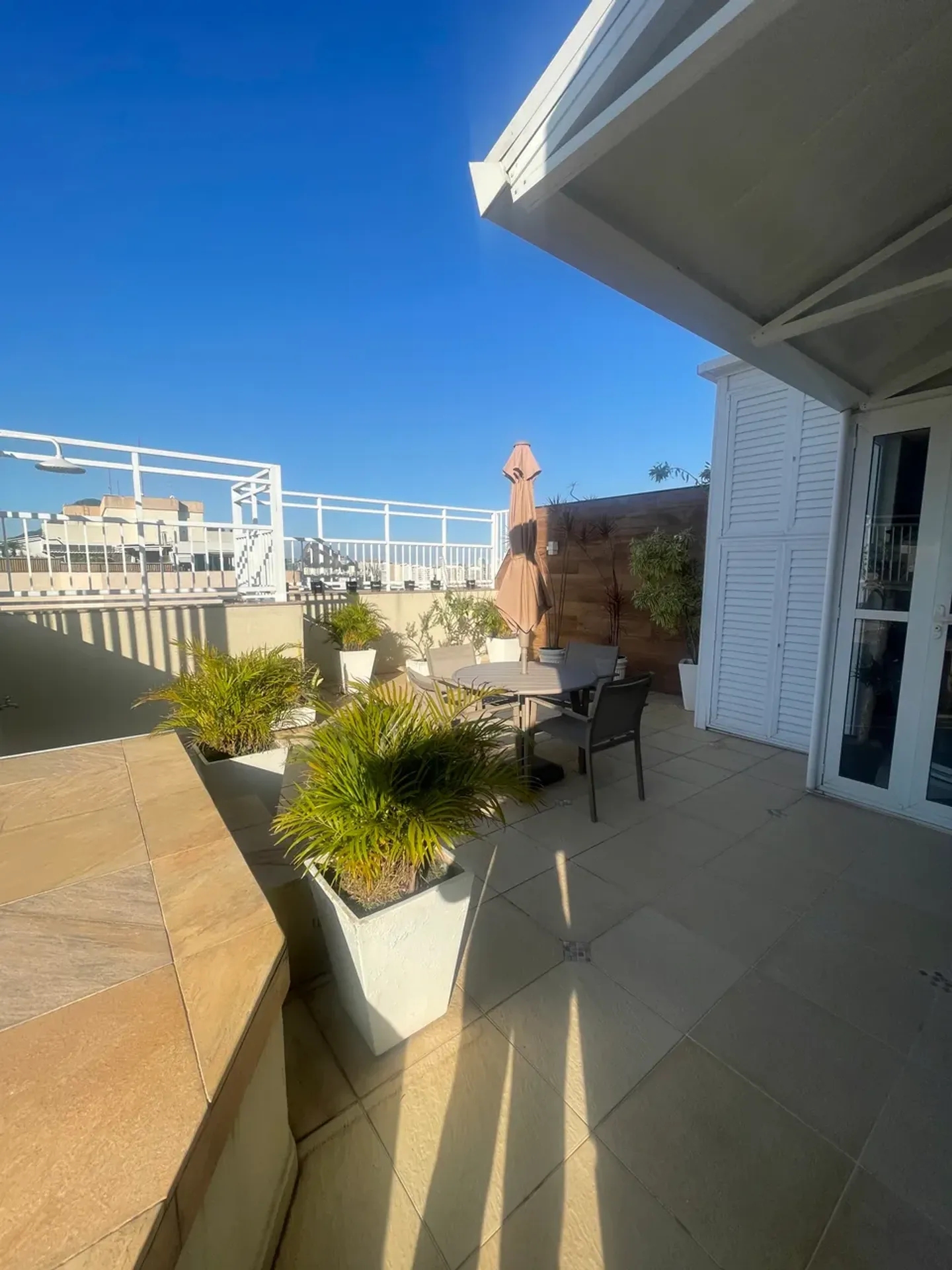 Furnished apartment with 4 bedrooms and 4 bathrooms — photo 35