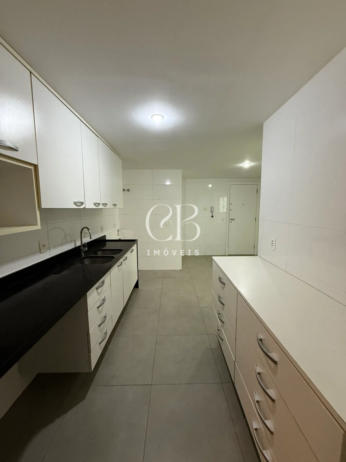 Apartment with 4 bedrooms and a balcony in great condition — photo 34
