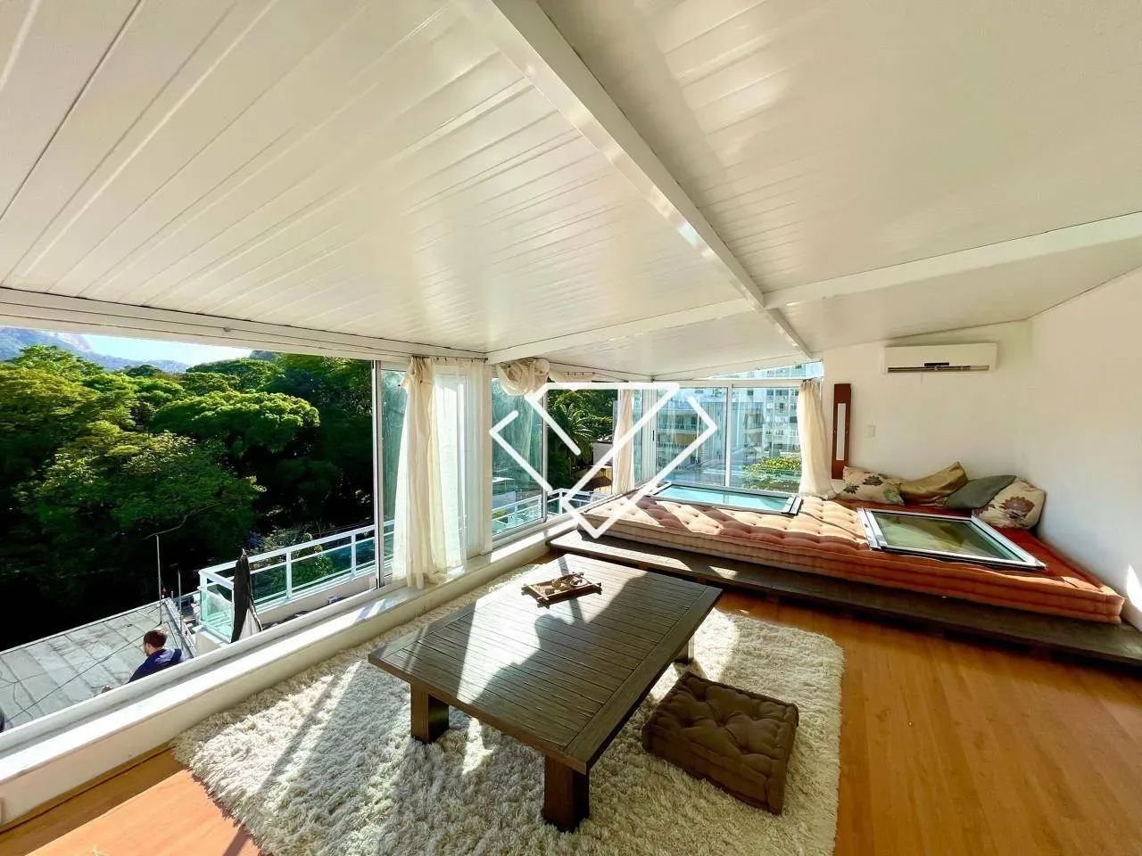 2-bedroom apartment with open-plan kitchen and balcony — photo 4