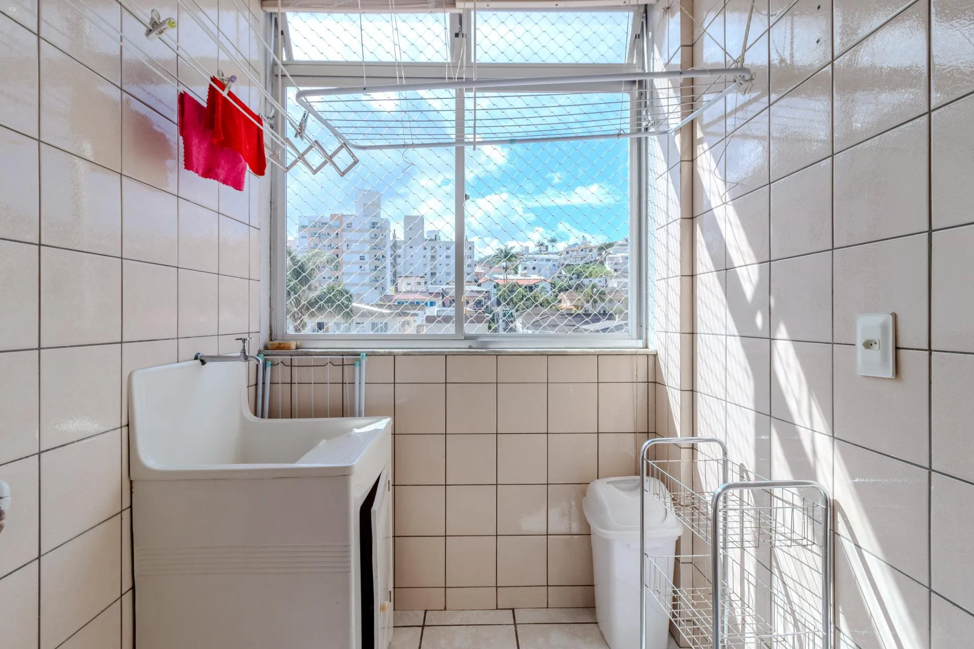 Balcony with a grill in a 2-bedroom apartment, 60 m² — photo 23