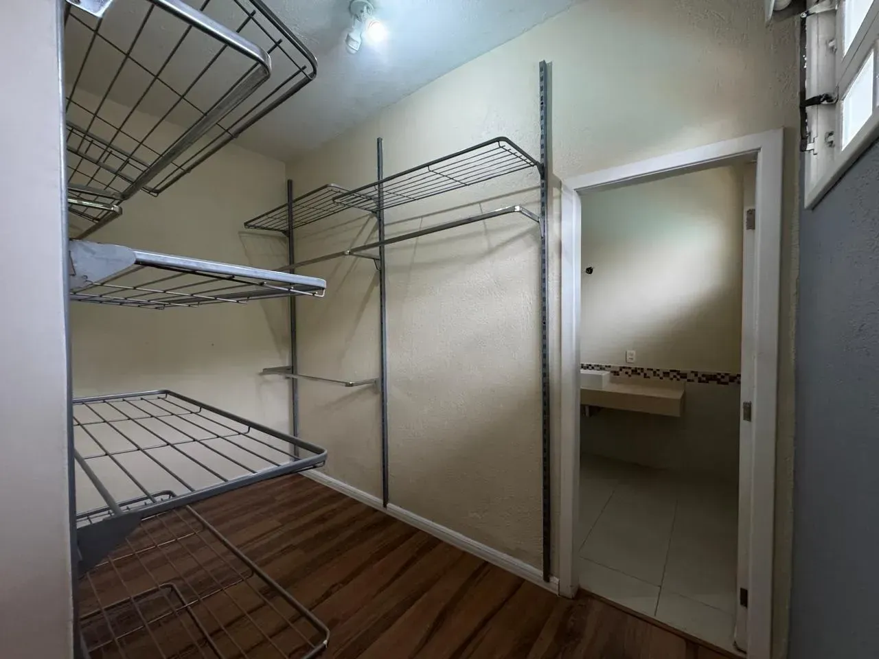 House with 4 bedrooms and 360 m² with open-plan kitchen — photo 16