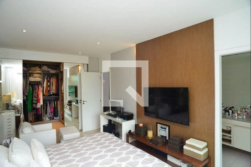 298 m² rental apartment with 4 en-suite bedrooms and balcony — photo 9
