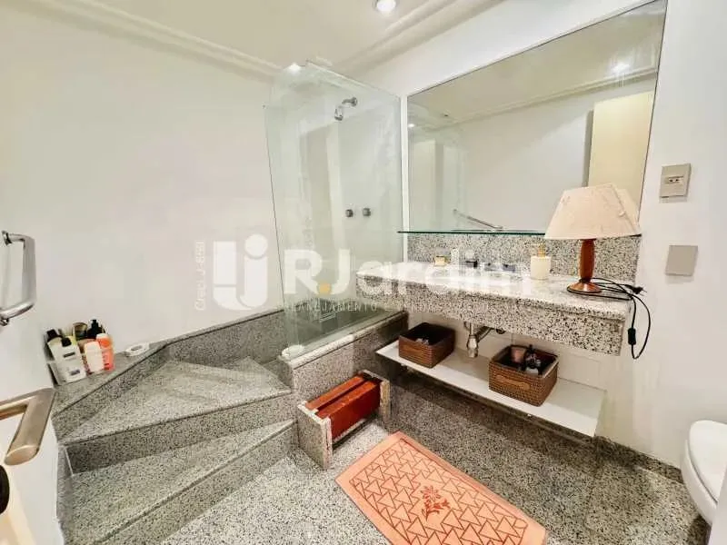 Residential apartment with 4 bedrooms and 4 bathrooms — photo 16