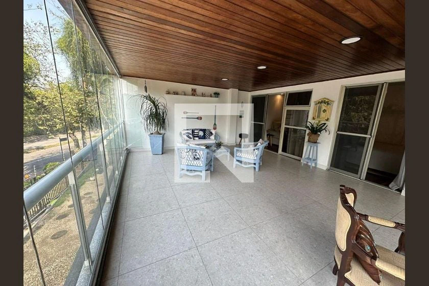 Glass-enclosed balcony in a 3-bedroom apartment, 132 m² — photo 16
