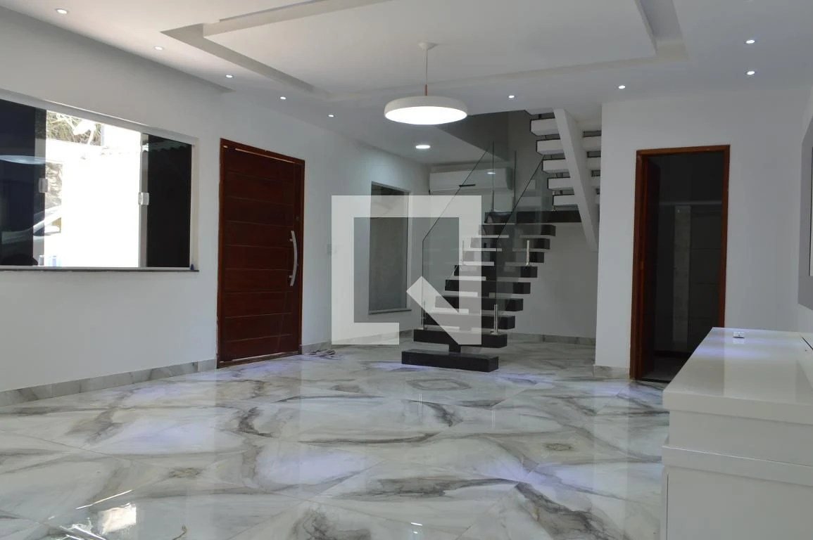 Casa de 3 quartos com janelas do piso ao teto — photo 3