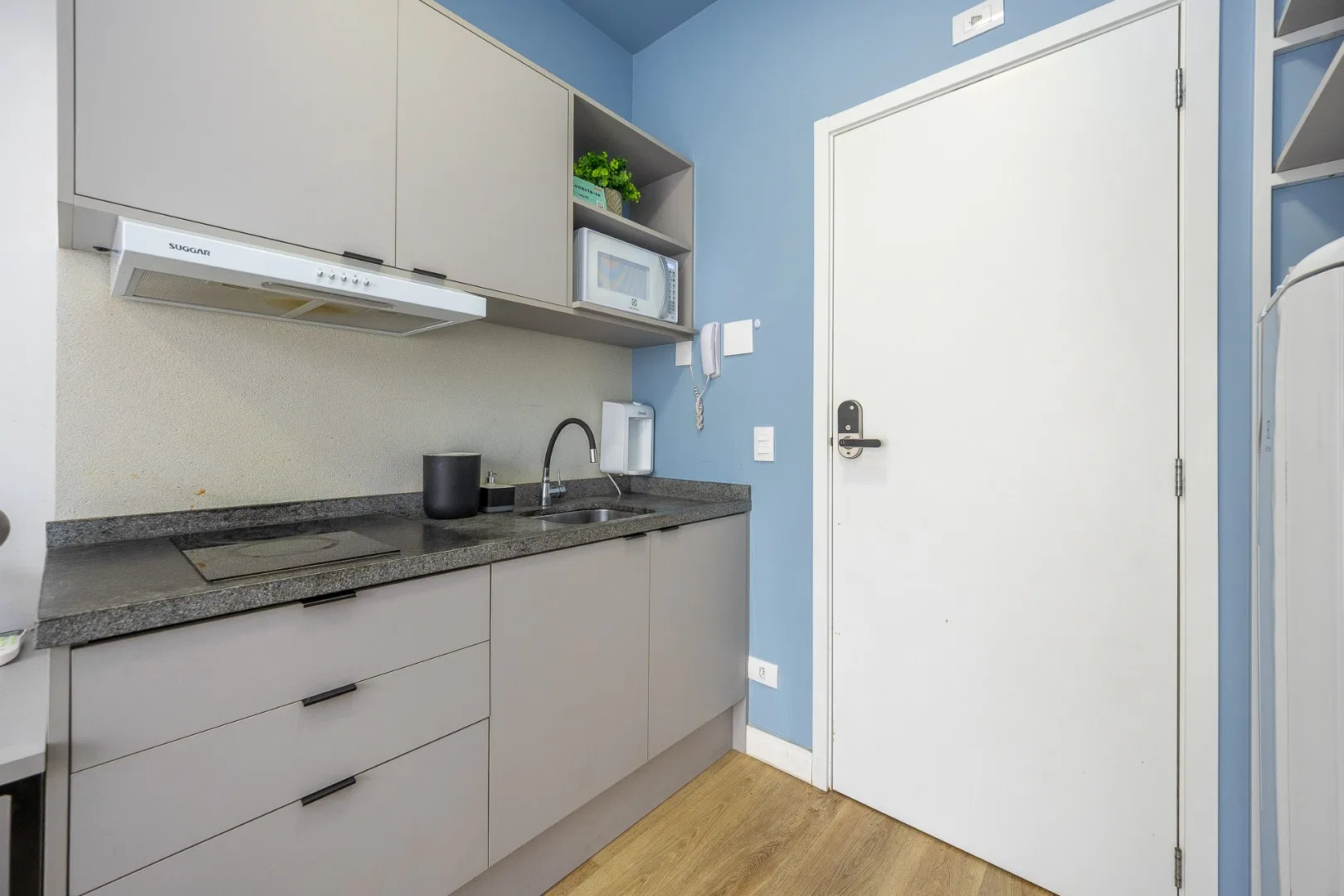 27 m² studio with a washing machine and a home office — photo 9