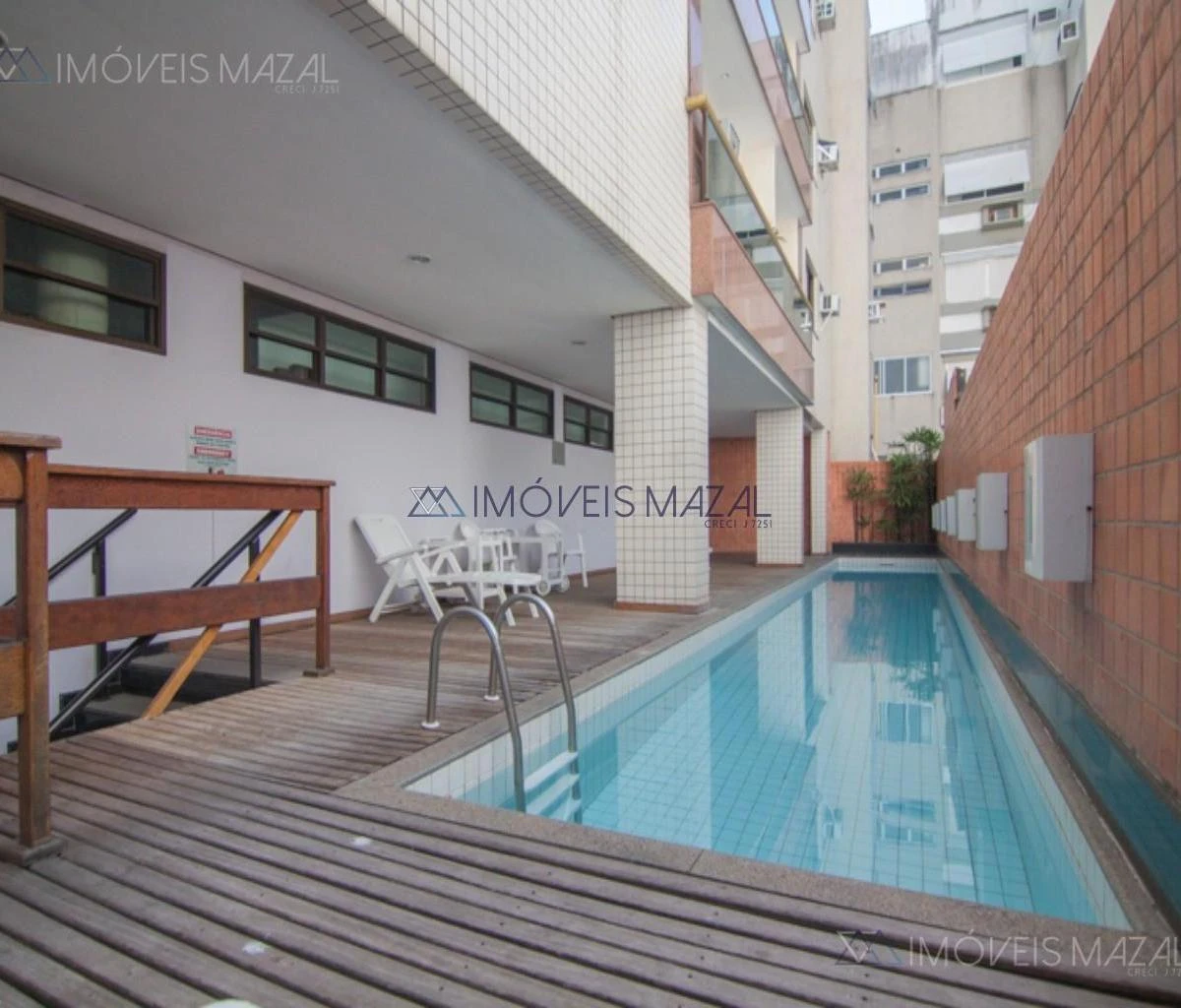 Glass-enclosed balcony in a one-bedroom apartment, 102 m² — photo 36