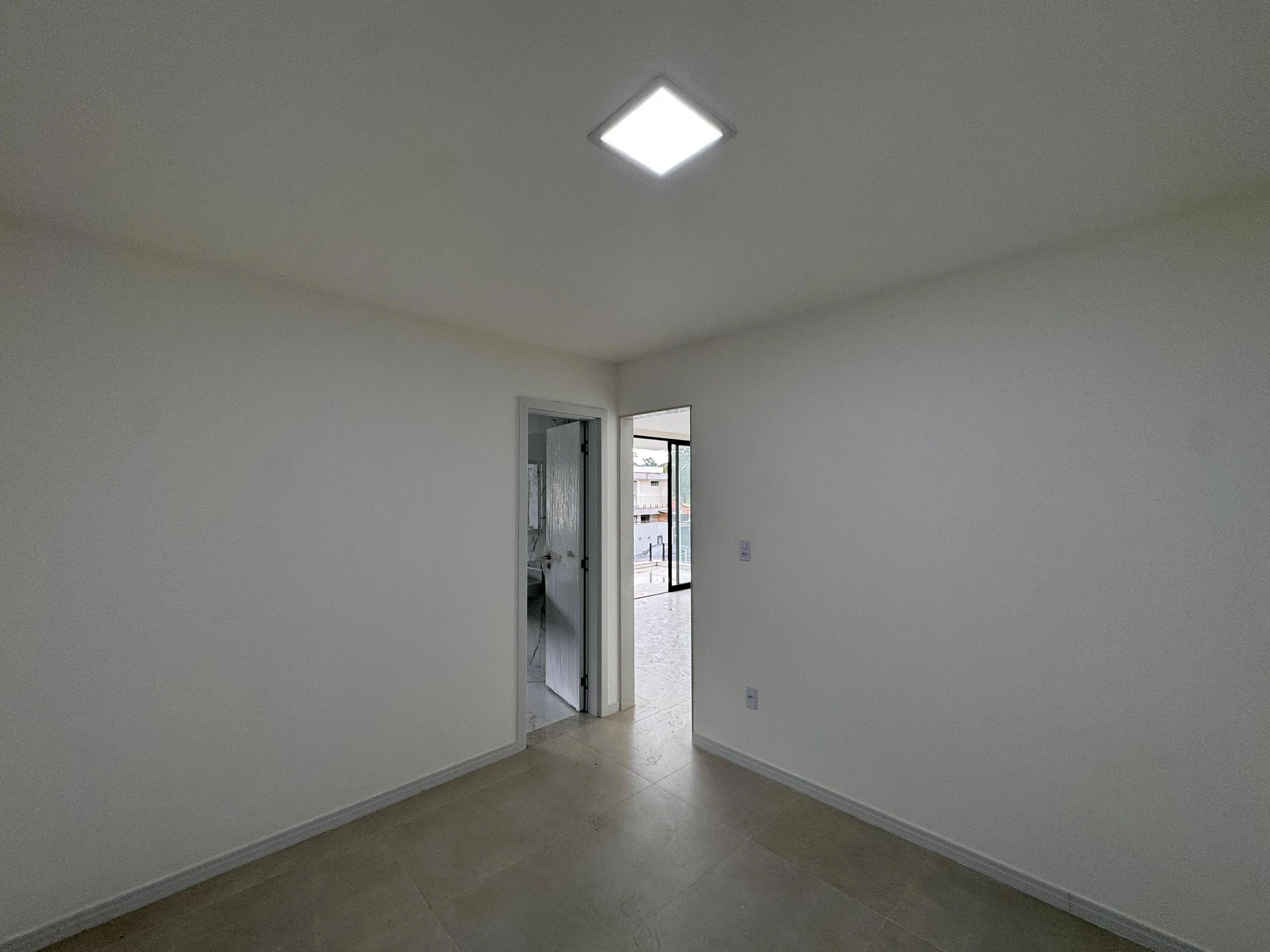 220 m² apartment with a jacuzzi and a bathtub