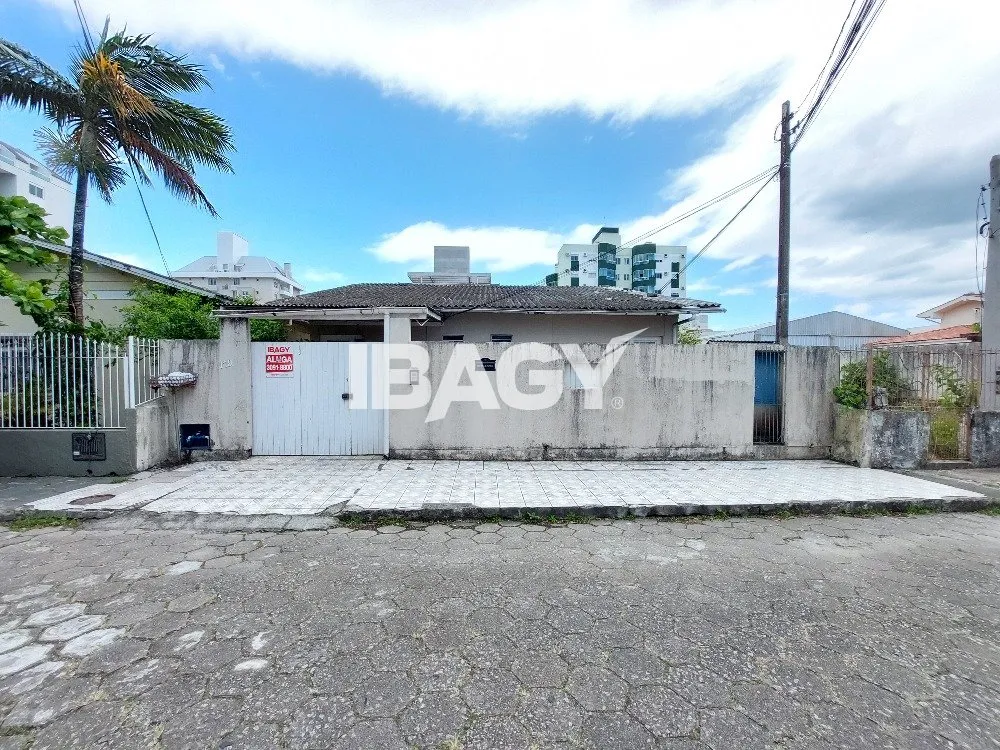 Studio kitnet with electric stove and 1 bathroom