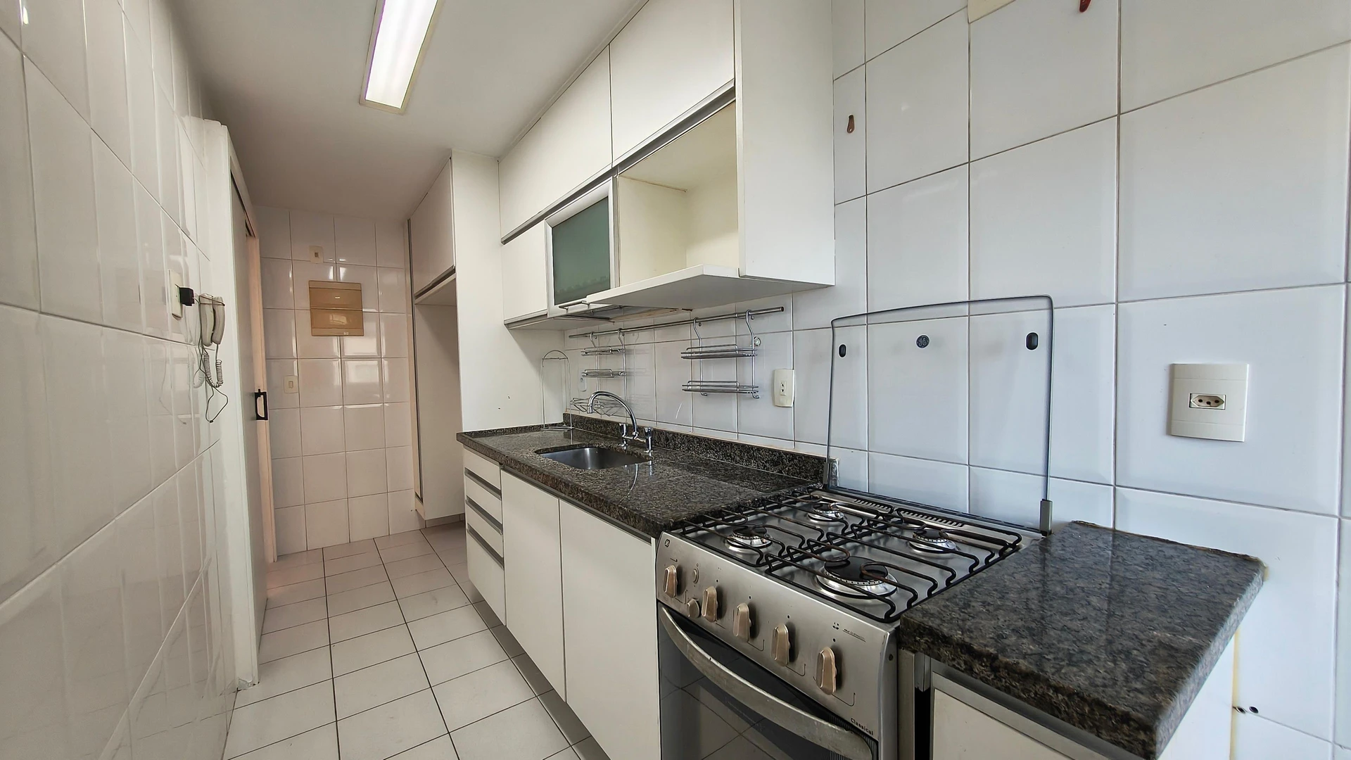 Rent-ready 2-bedroom apartment with balcony — photo 23