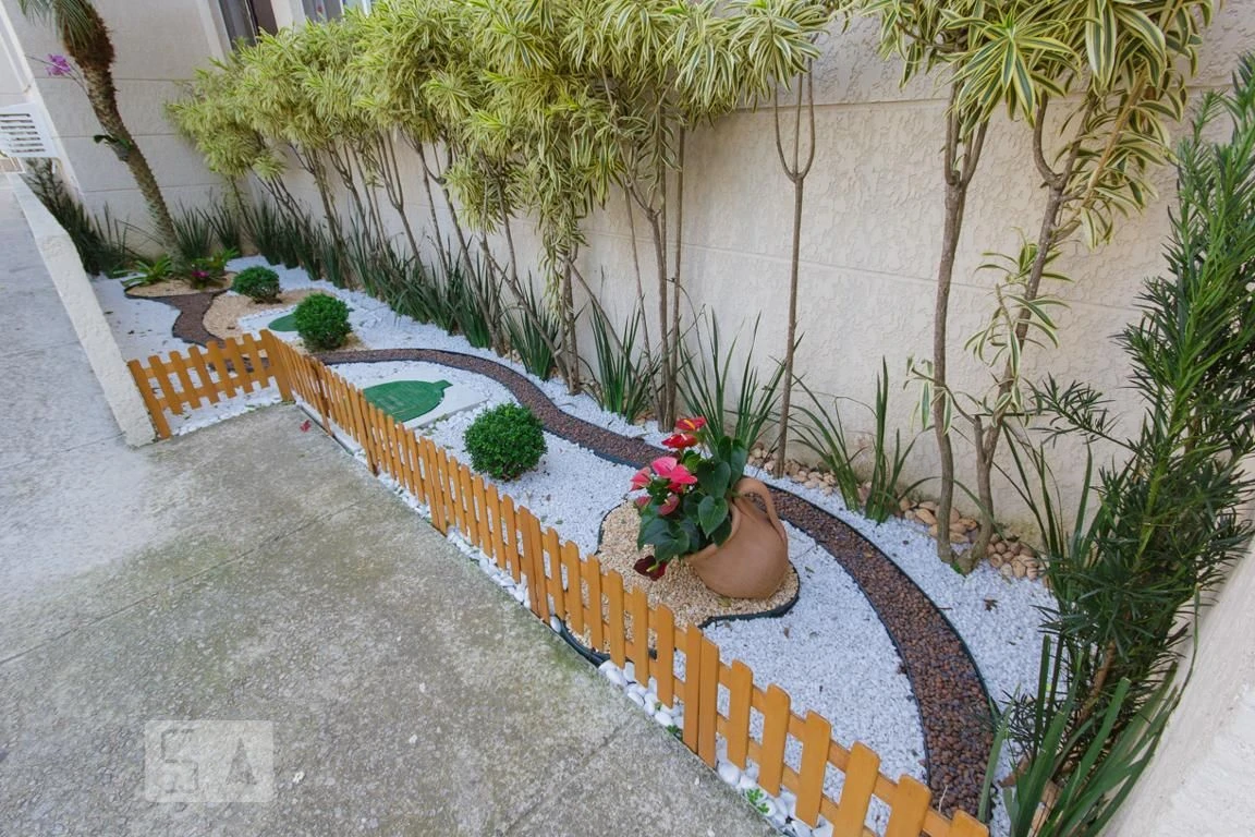 2-bedroom apartment in a building with a pool — photo 11