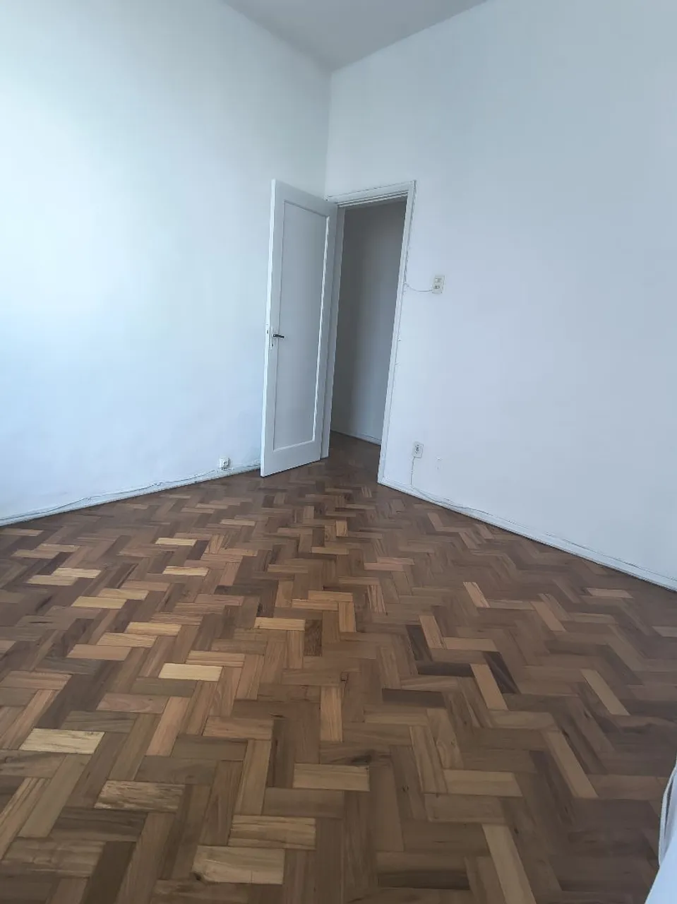 Wood or laminate floors in a 2-bedroom apartment, 72 m² — photo 18
