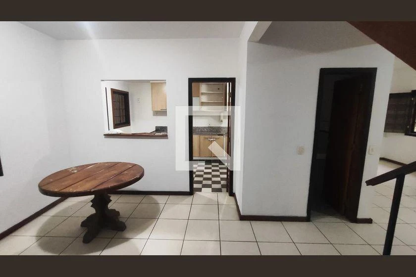 Casa com 3 quartos, 4 banheiros e 360 m²