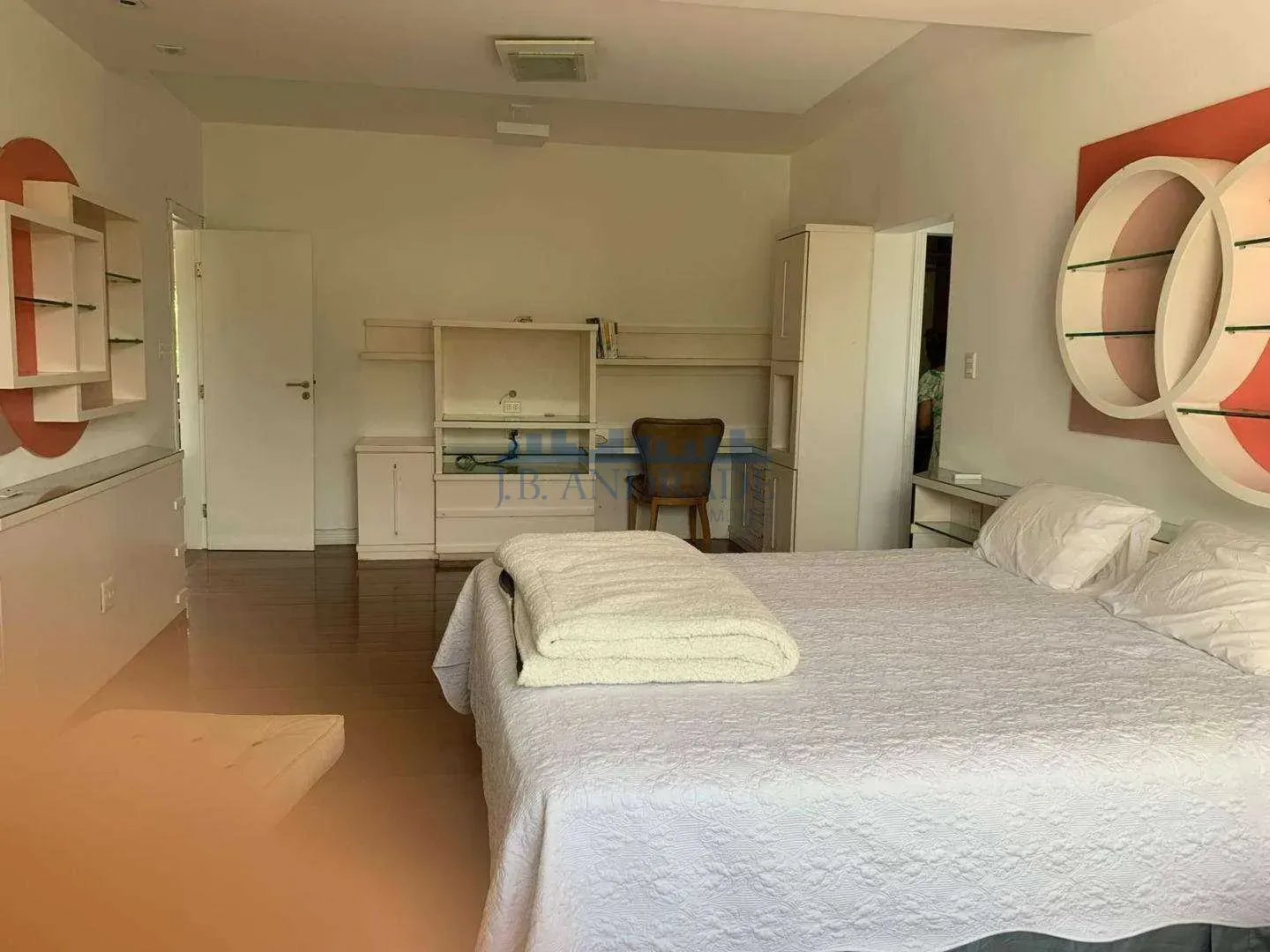 House with 6 en-suite bedrooms and 12 bathrooms — photo 36