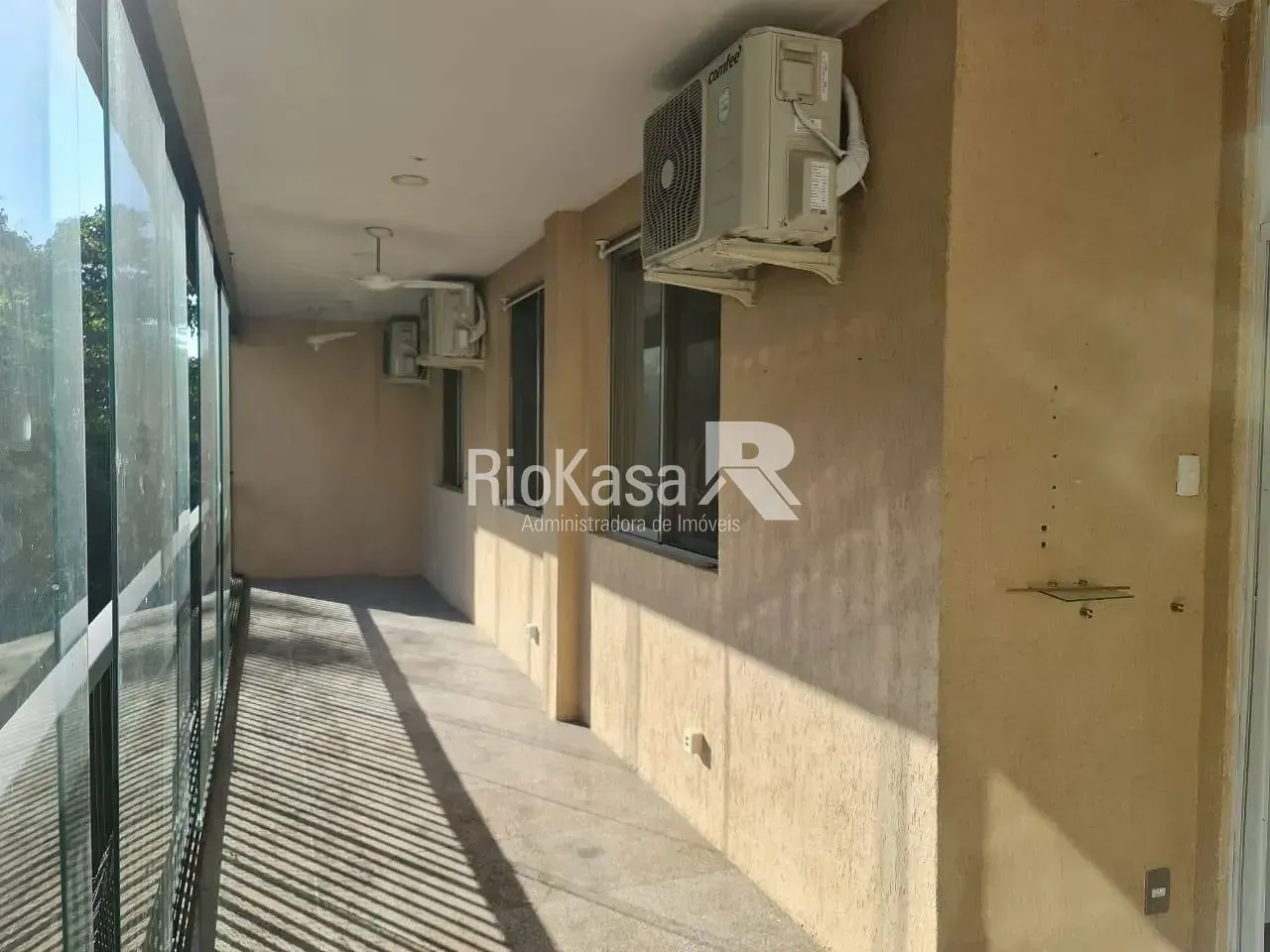 4-bedroom apartment in a building with a pool — photo 9