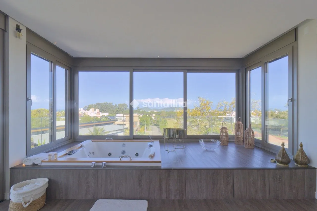 House with 6 en-suite bedrooms and 8 bathrooms, 1350 m² — photo 17