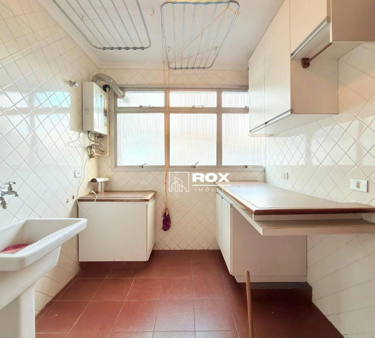 Furnished apartment, 170 m², with a glass-enclosed balcony — photo 3