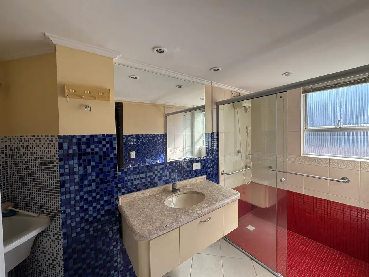 Furnished 1-bedroom apartment with glassed-in balcony — photo 8