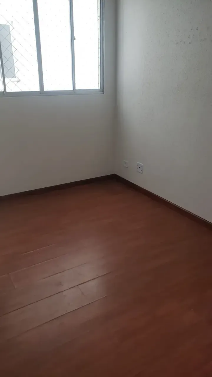 Apartamento com 2 quartos e box de vidro no banheiro — photo 3