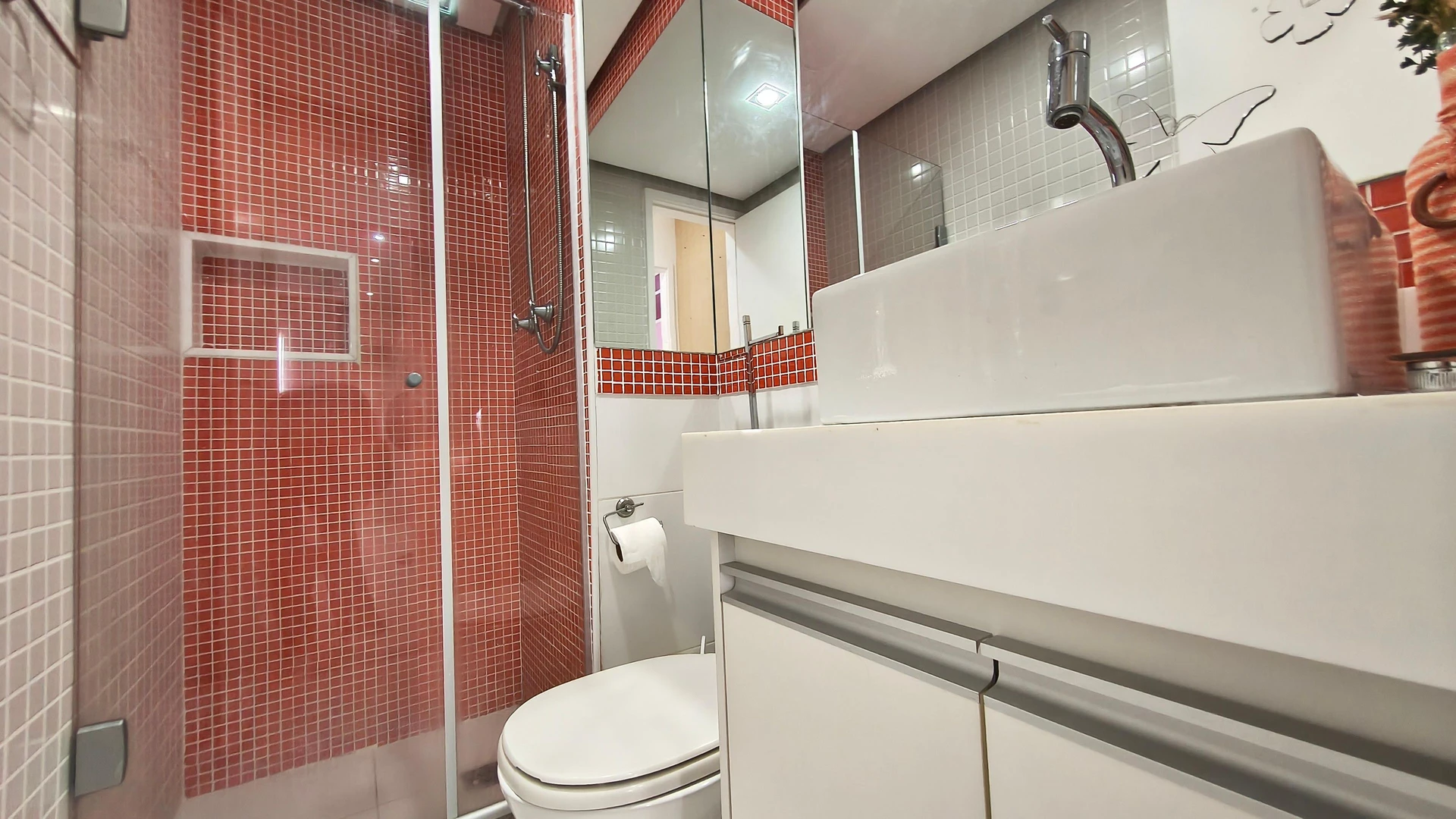 One-bedroom apartment in a building with a gym — photo 20