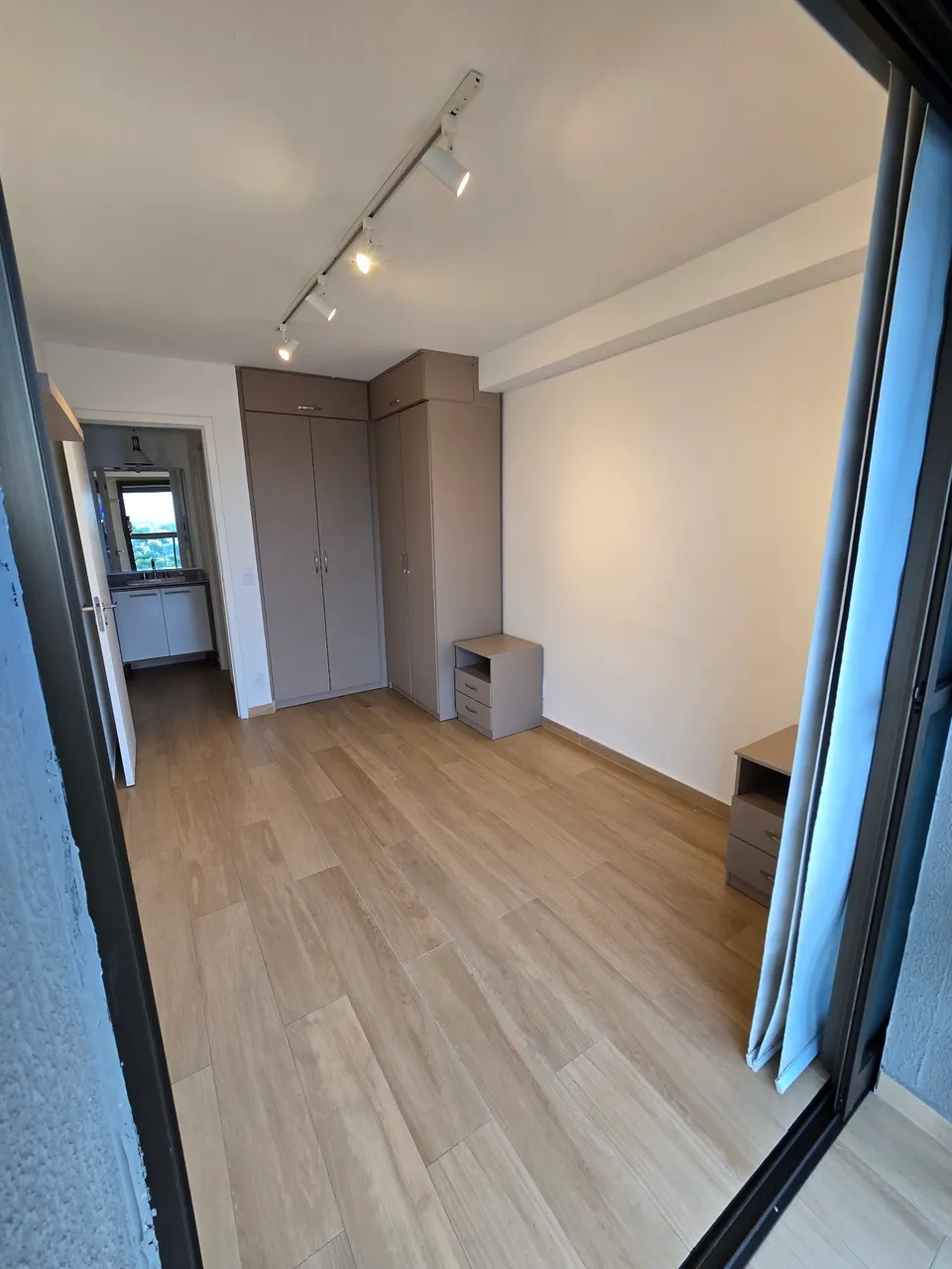 Glass-enclosed balcony in a one-bedroom apartment, 42 m² — photo 16
